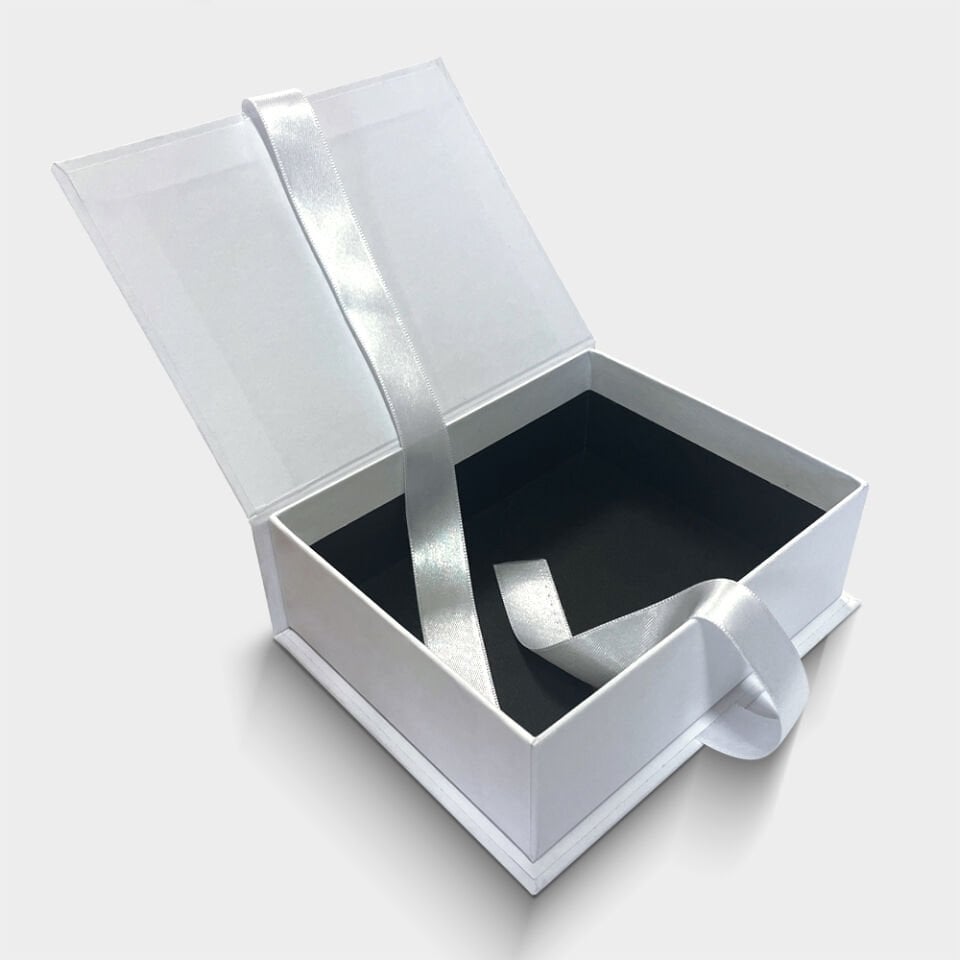 Beyaz Kurdelalı Kutu