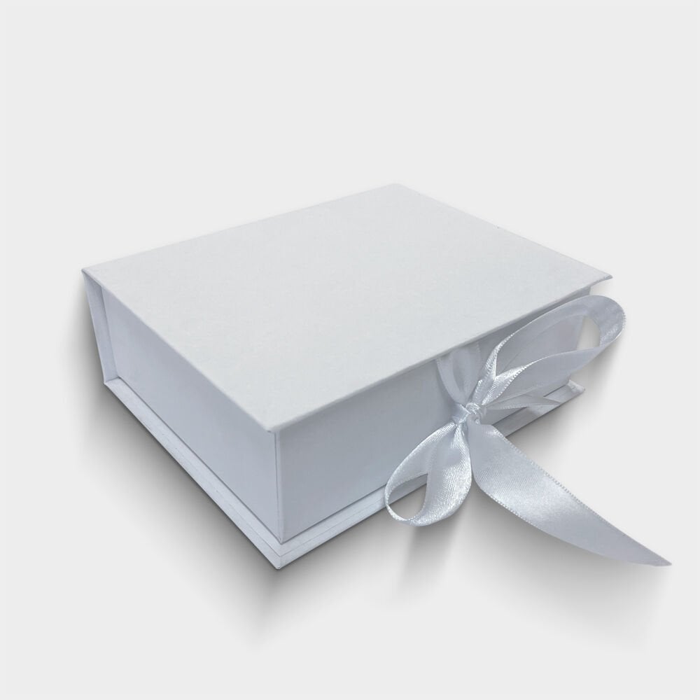 Beyaz Kurdelalı Kutu