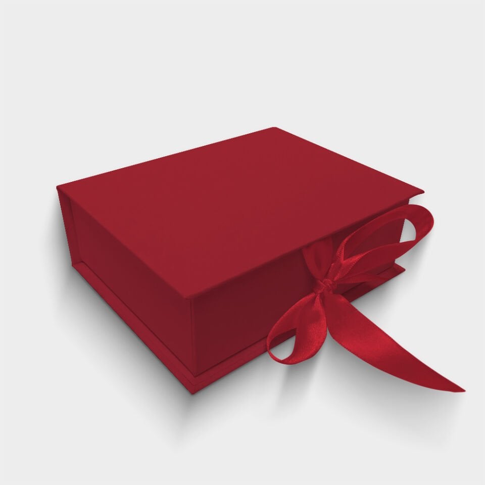 Kırmızı Kurdelalı Kutu