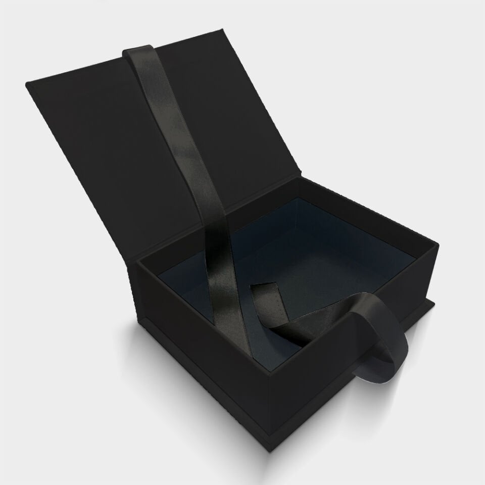 Siyah Kurdelalı Kutu