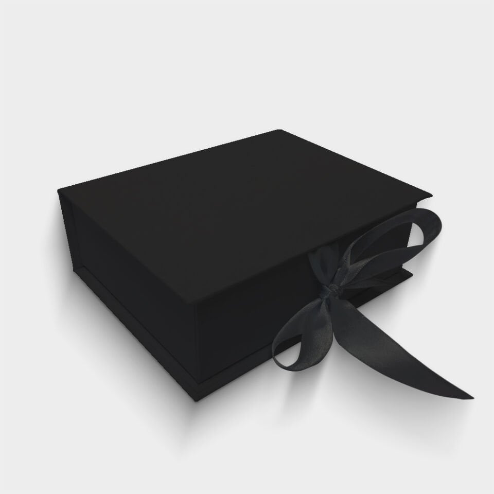 Siyah Kurdelalı Kutu